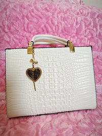 حقيبة يد كريمية اللون بنقشة جلد التمساح مع لمسات ذهبية