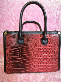 حقيبة يد متباينة اللون بنقشة جلد التمساح بتدرج لوني من الأحمر إلى البني