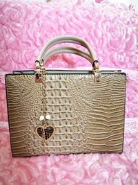 حقيبة يد بنقشة جلد التمساح متدرجة اللون الذهبي الفاتح مع قلادة على شكل قلب