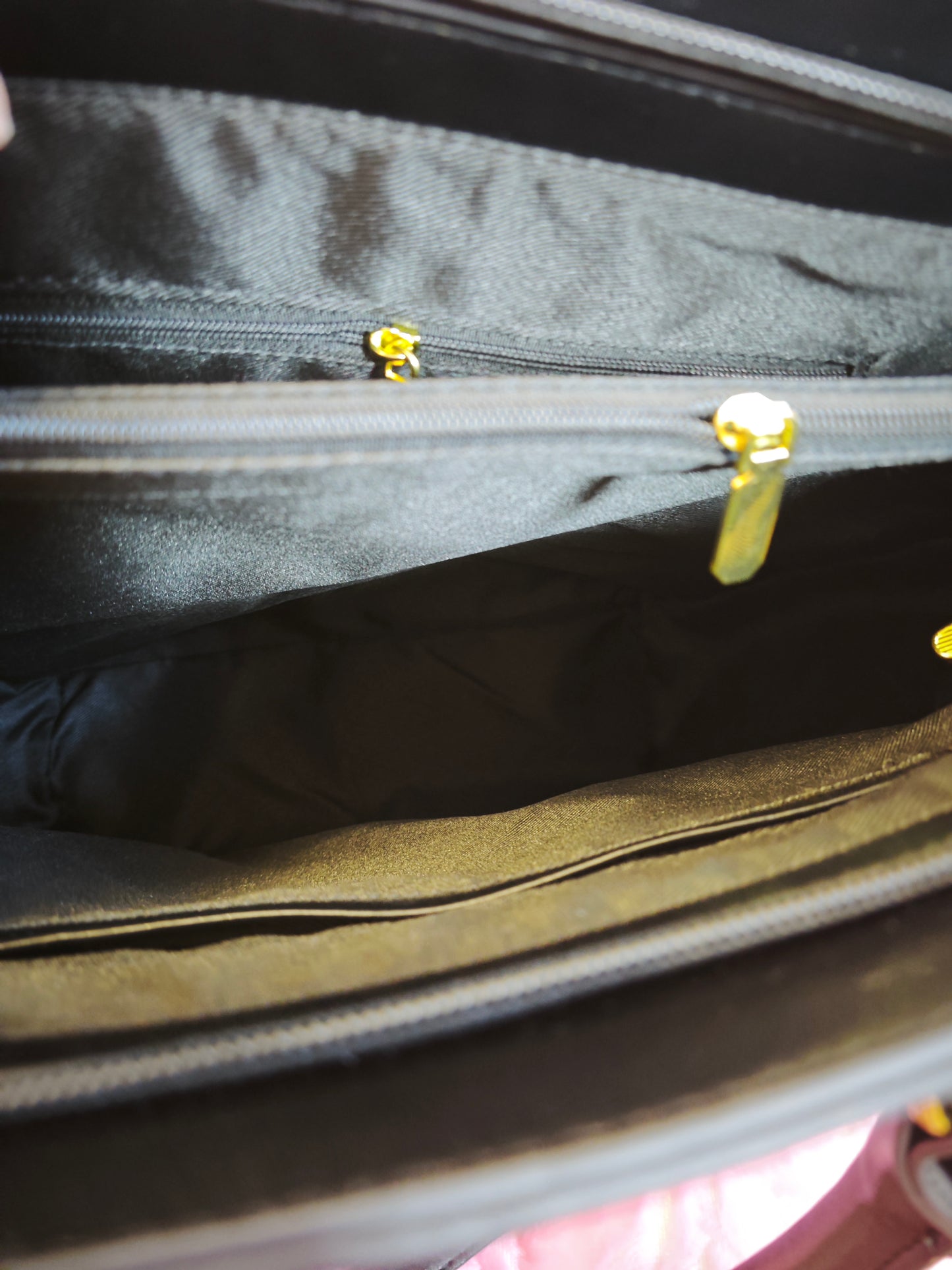 Black Lychee-Patterned Handbag with Rivet Embellishment