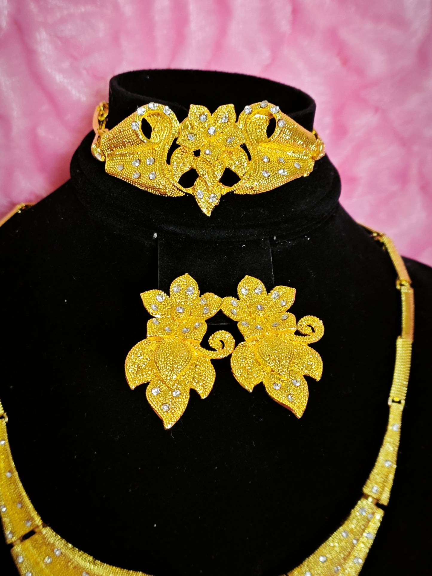 Majestic Gold Embossed Blossom Regal Set