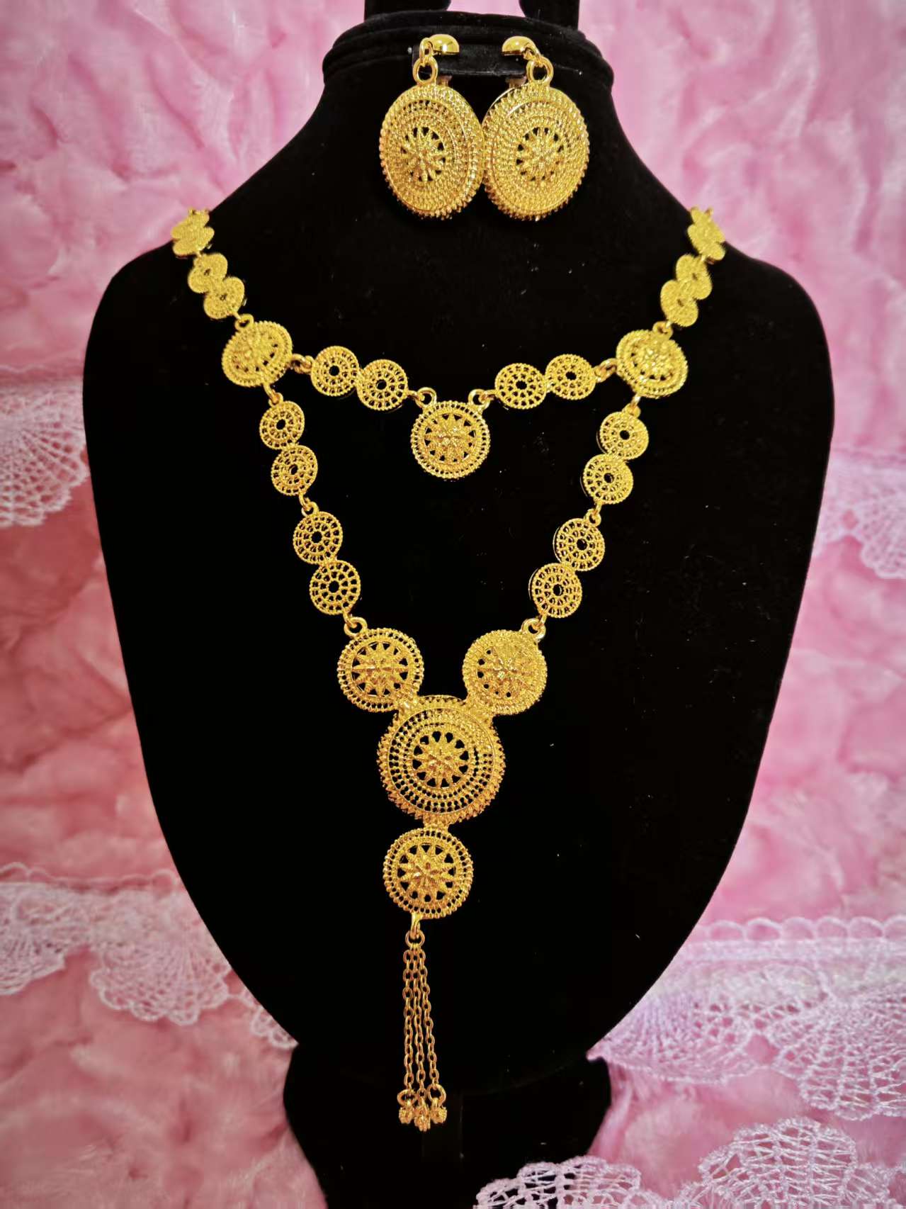 Royal Gilded Openwork Disc Tiered Jewelry Set