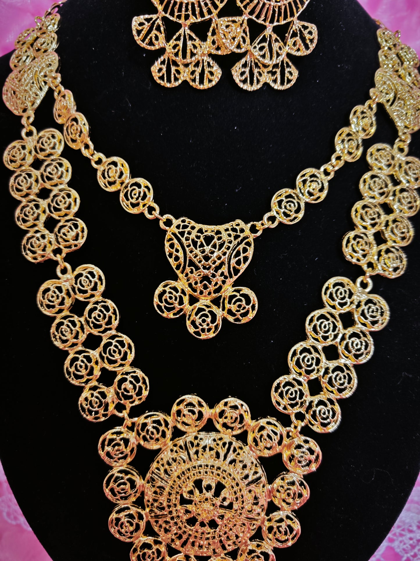 Majestic Gold Scrollwork Cascade Regal Set