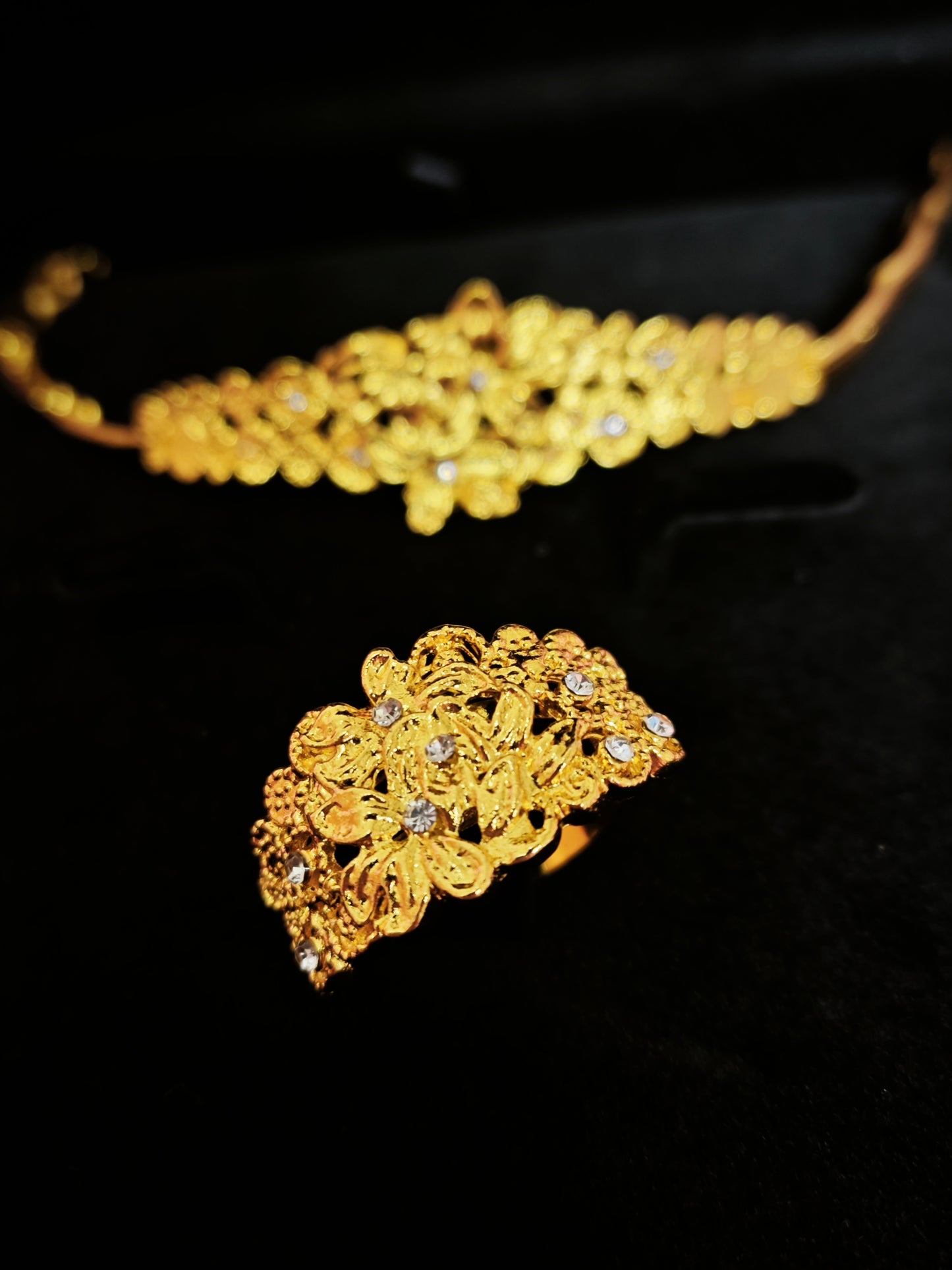 Majestic Gold Blossom V-Drop Regal Set