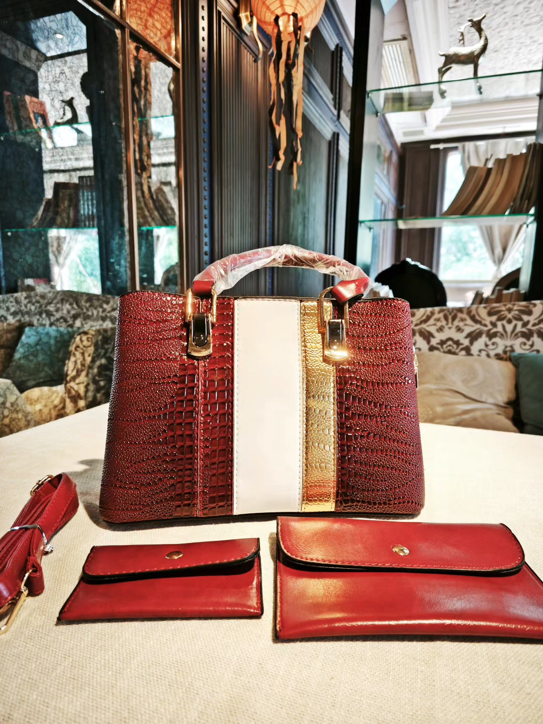 Red Crocodile-Embossed Color-Block 3-Piece Bag Set with Detachable Strap