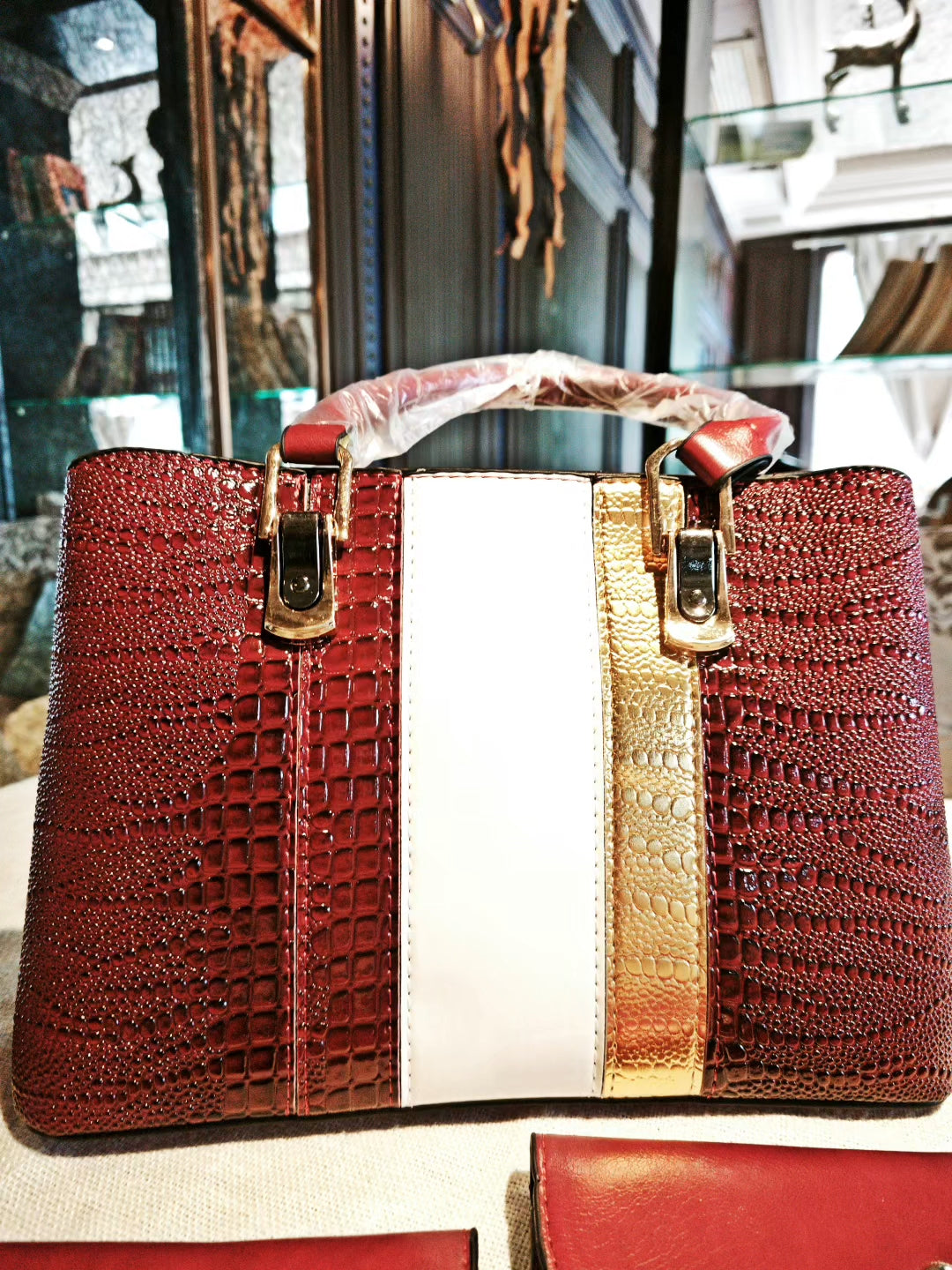 Red Crocodile-Embossed Color-Block 3-Piece Bag Set with Detachable Strap