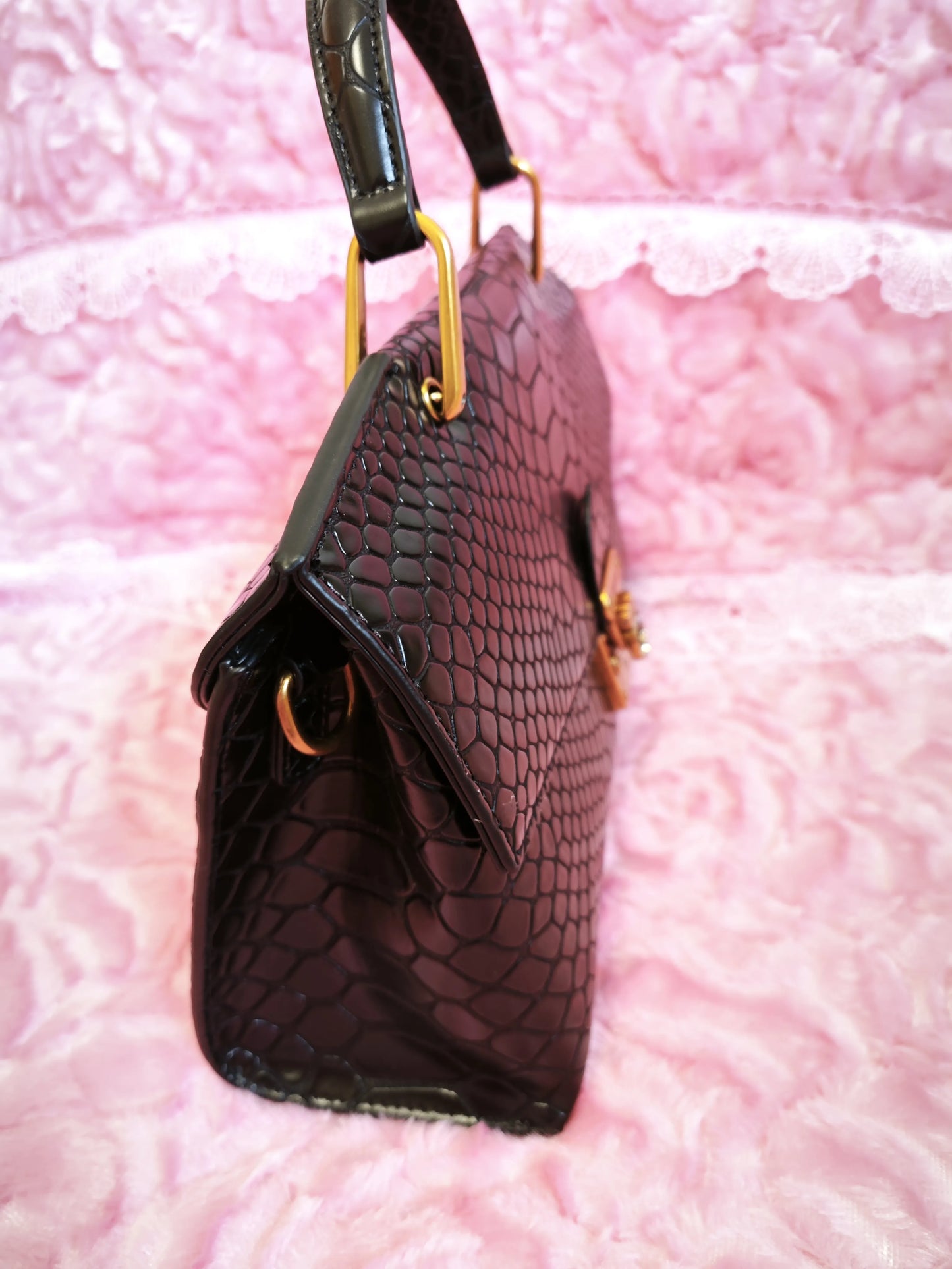 حقيبة فاخرة من جلد الثعبان الأسود مع قفل ذهبي