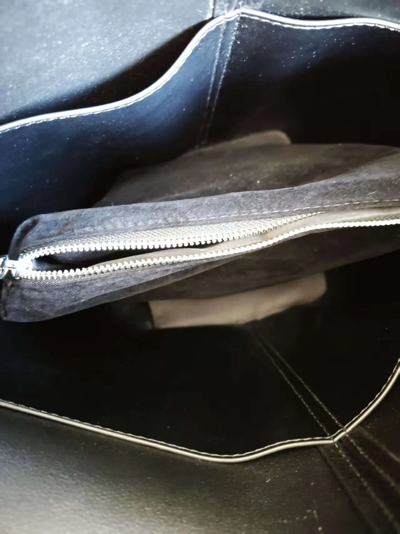 حقيبة تسوق سوداء منقوشة