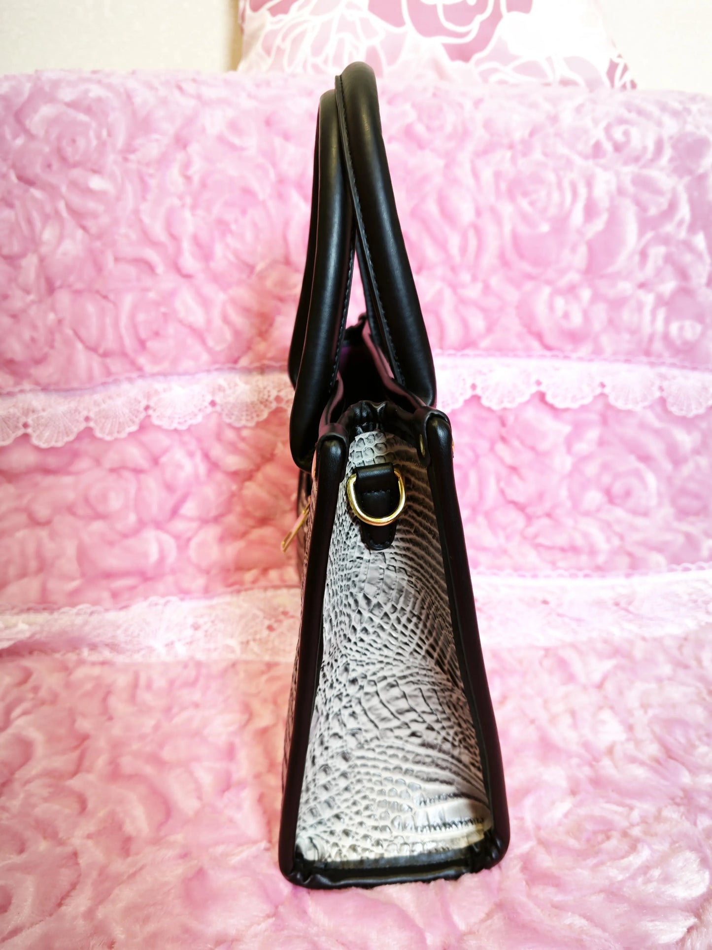 حقيبة يد بلون فضي رمادي متدرج بنقشة جلد التمساح