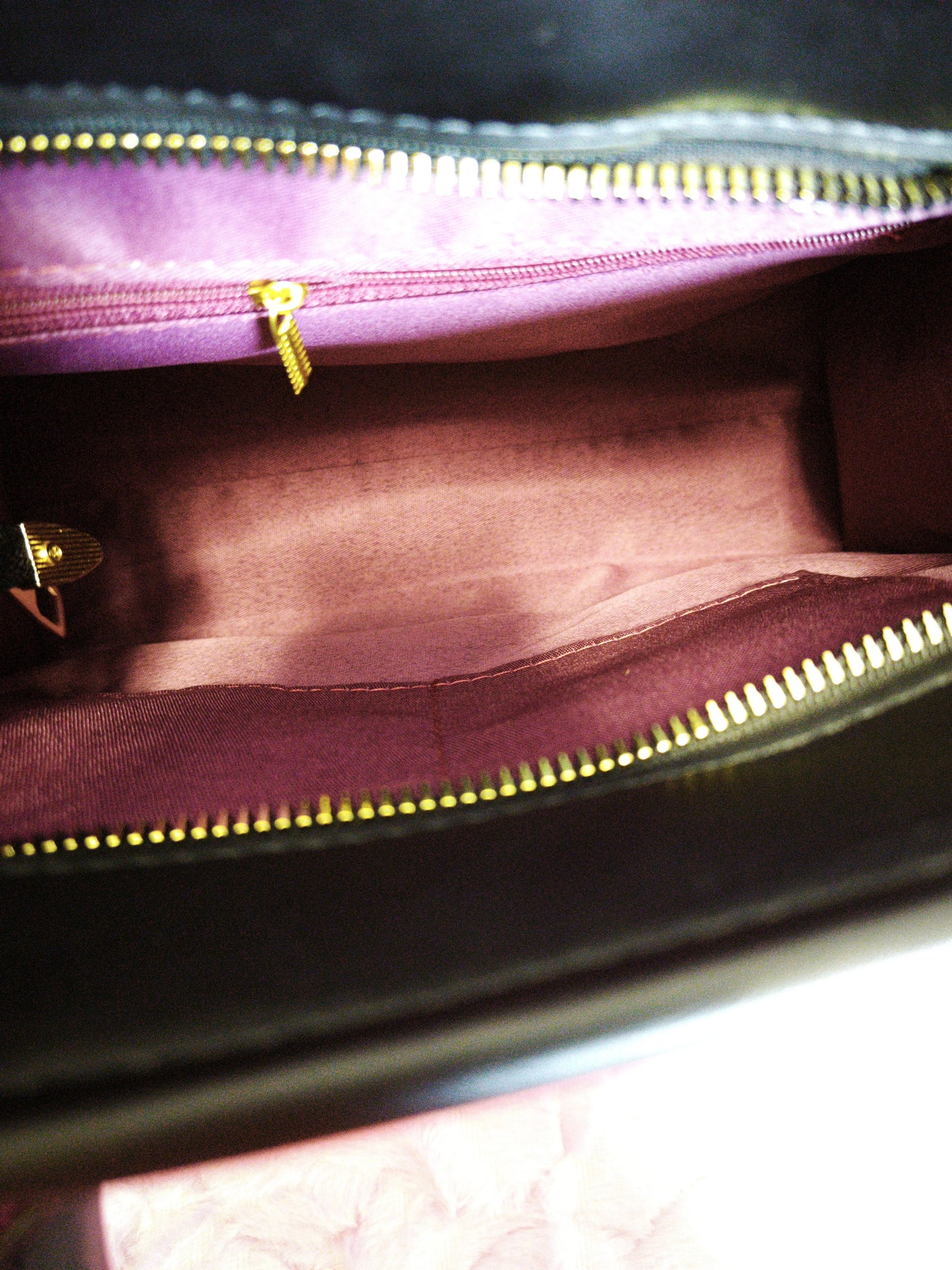 حقيبة يد بلون فضي رمادي متدرج بنقشة جلد التمساح