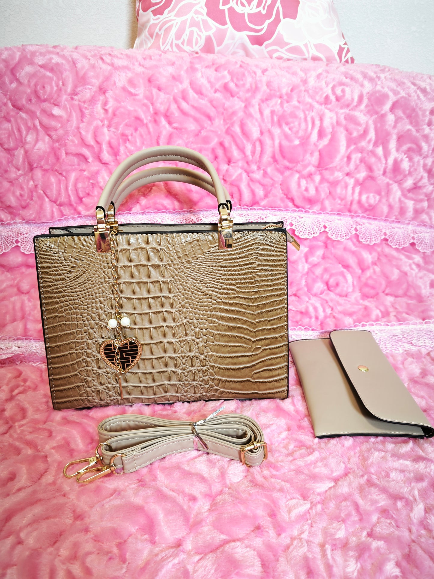 Light Gold Gradient Crocodile-Print Handbag with Heart Pendant