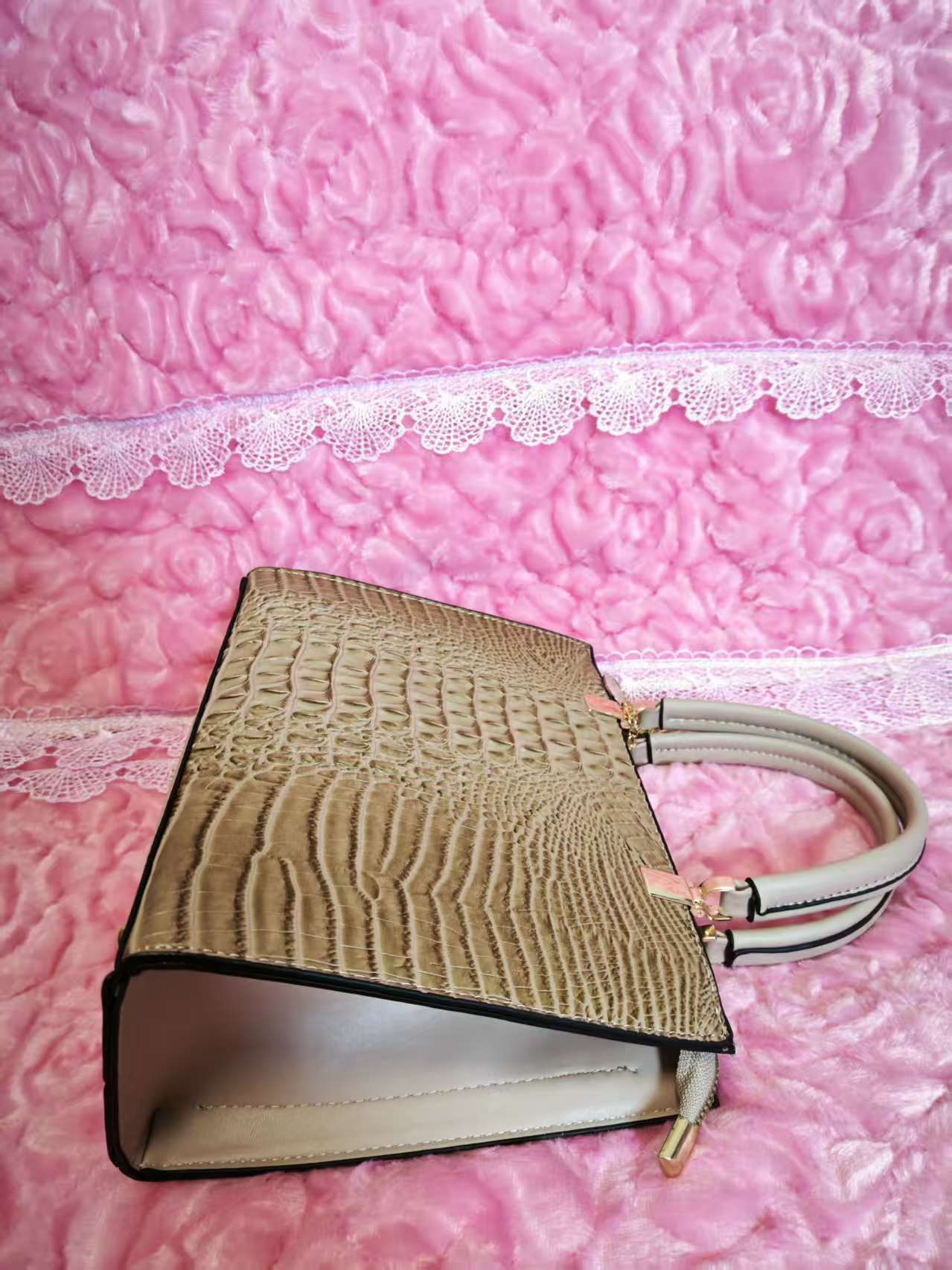 Light Gold Gradient Crocodile-Print Handbag with Heart Pendant