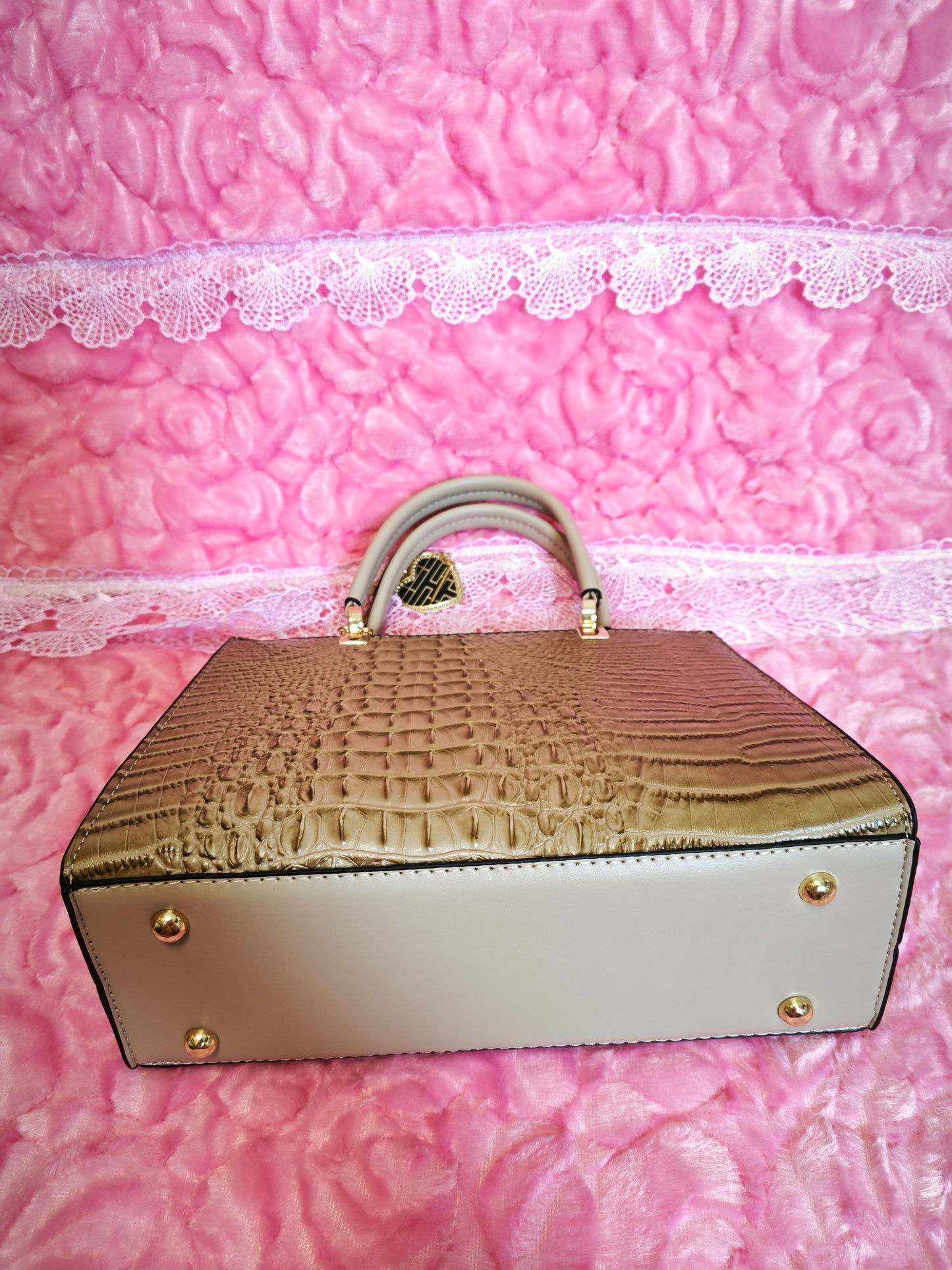 Light Gold Gradient Crocodile-Print Handbag with Heart Pendant
