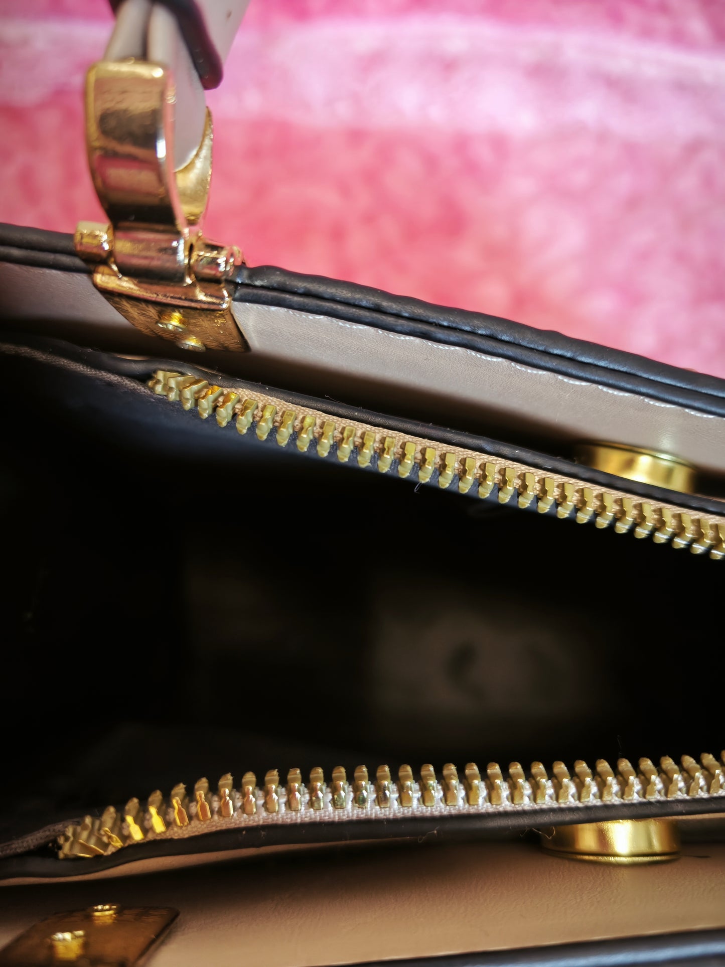 Light Gold Gradient Crocodile-Print Handbag with Heart Pendant