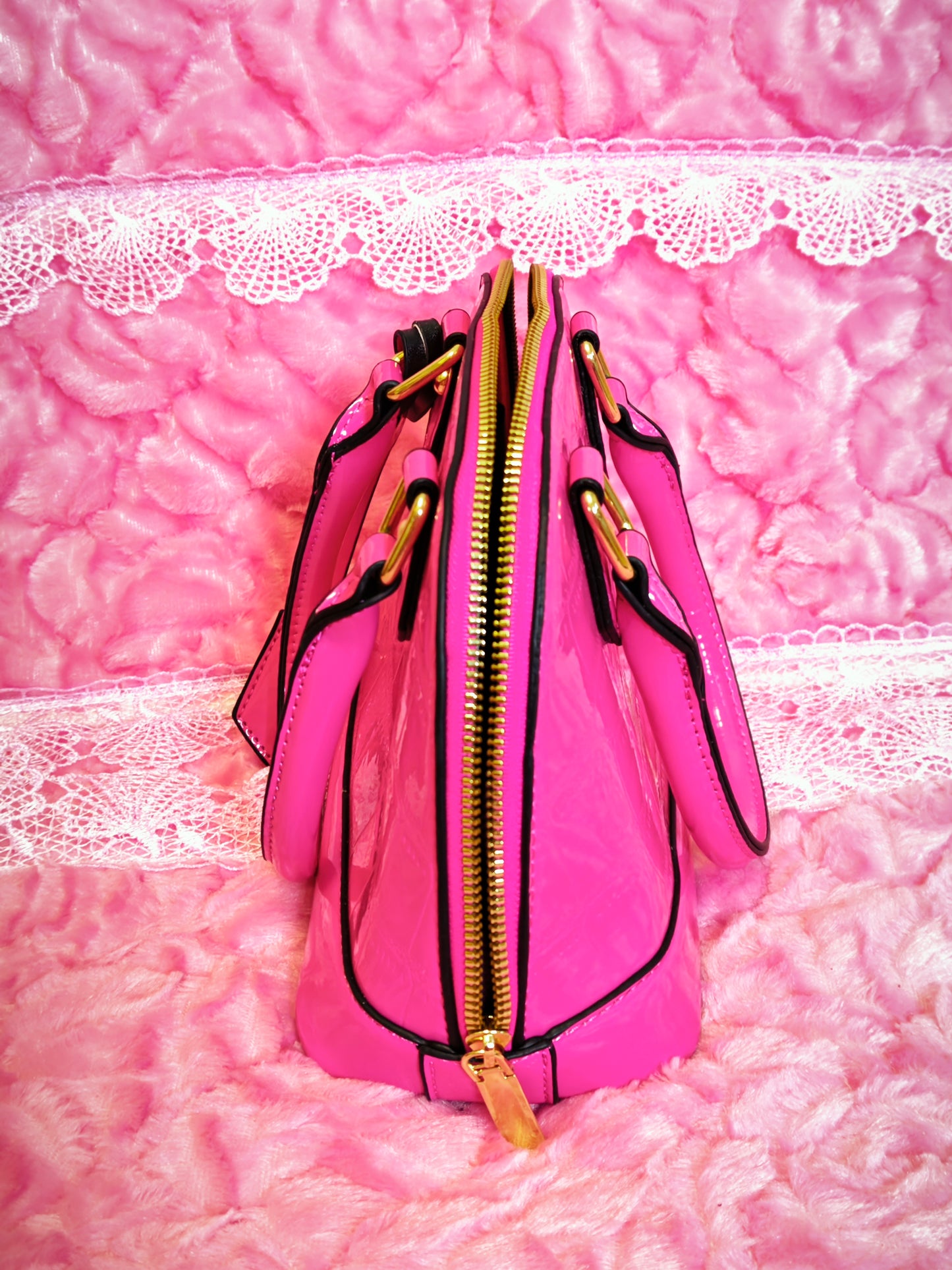 Bright Pink Crocodile-Print Shell-Shaped Handbag