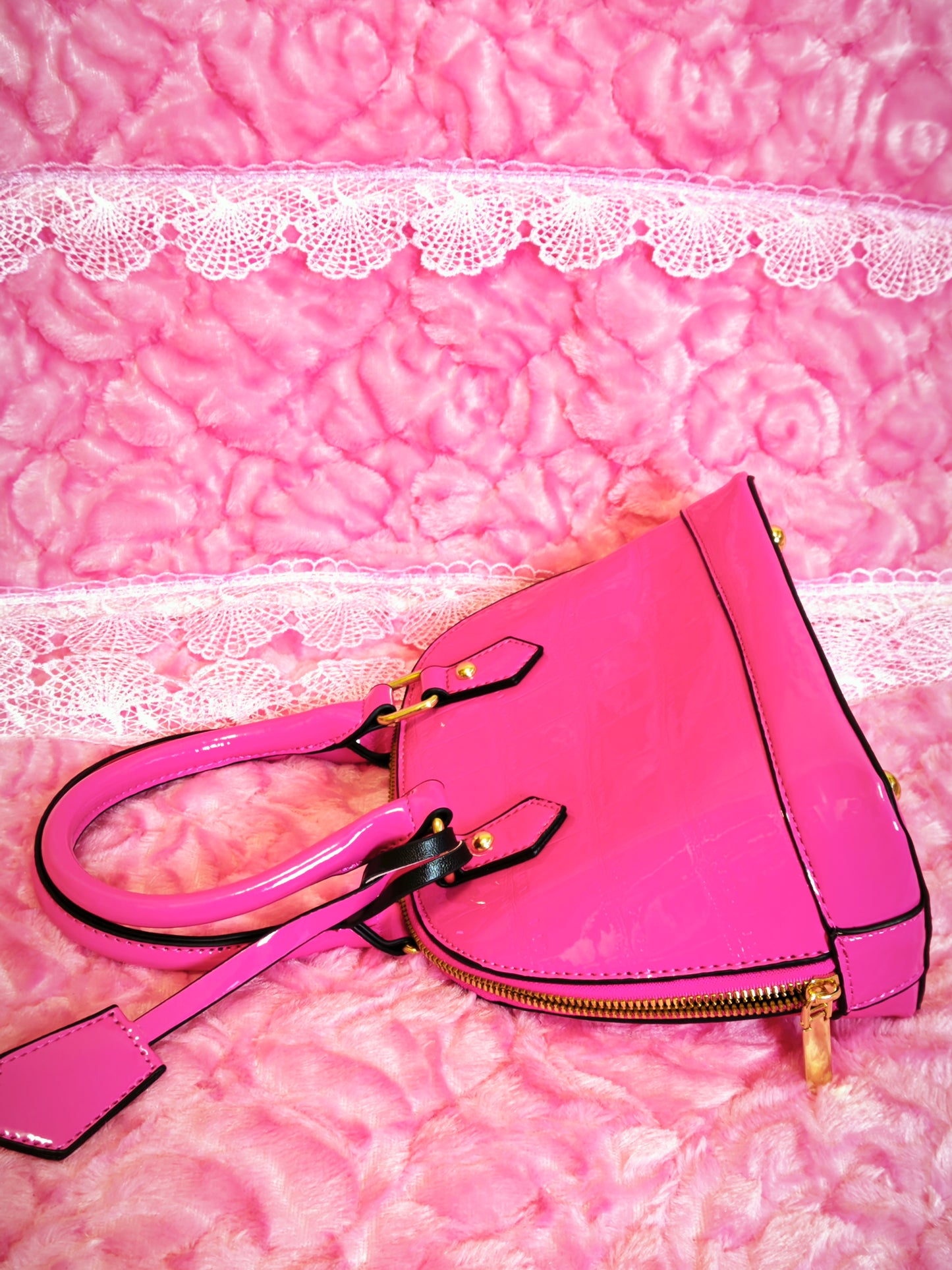 Bright Pink Crocodile-Print Shell-Shaped Handbag
