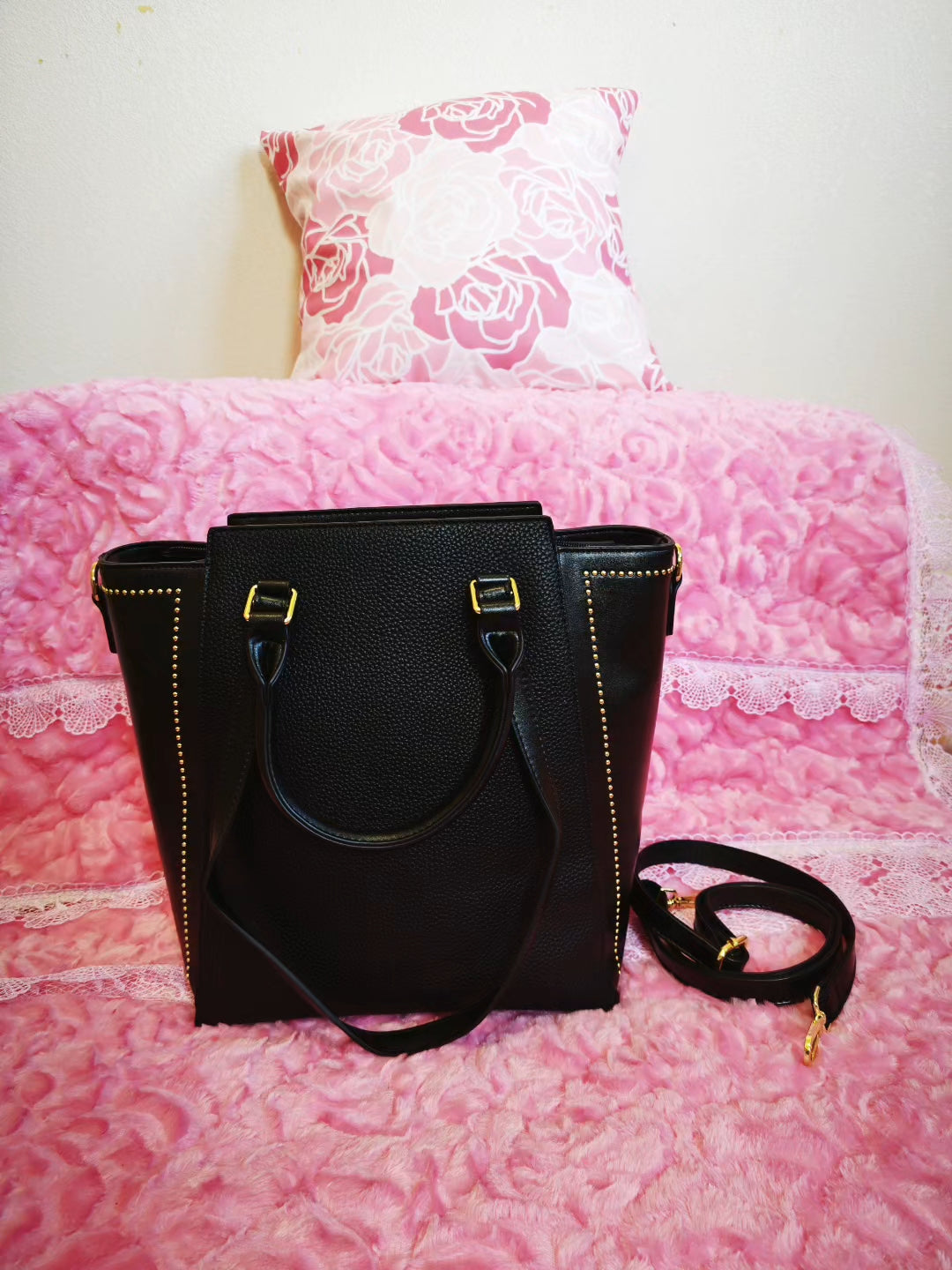 Black Lychee-Patterned Handbag with Rivet Embellishment