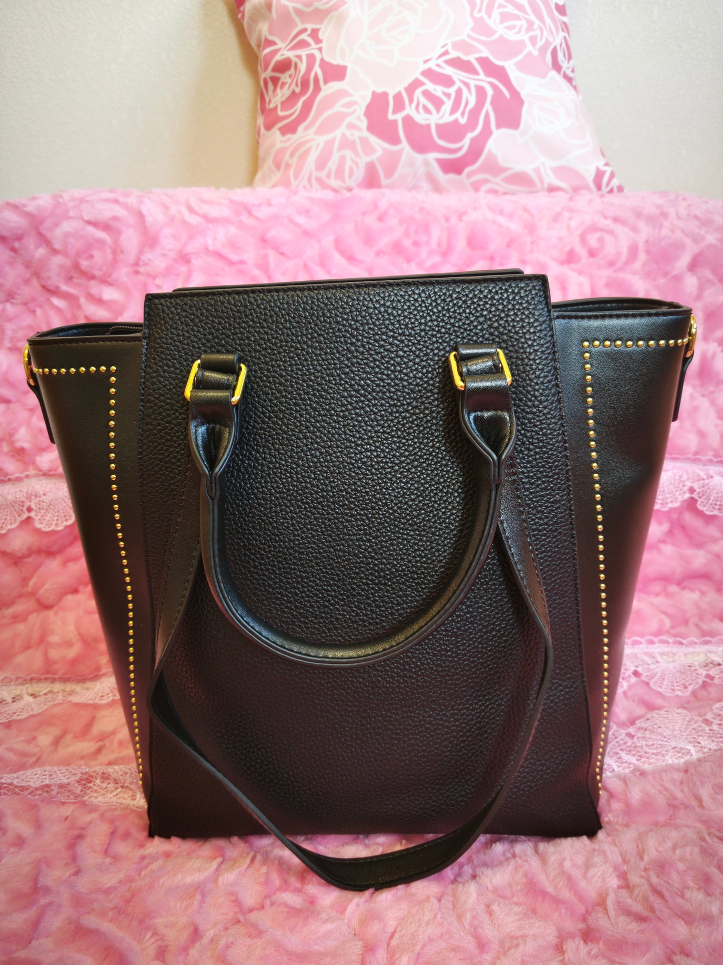 Black Lychee-Patterned Handbag with Rivet Embellishment