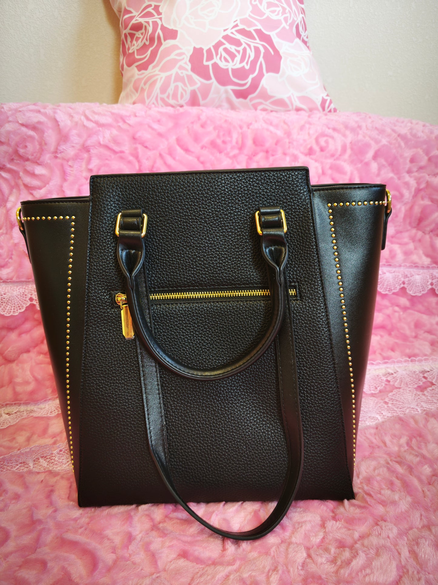 Black Lychee-Patterned Handbag with Rivet Embellishment