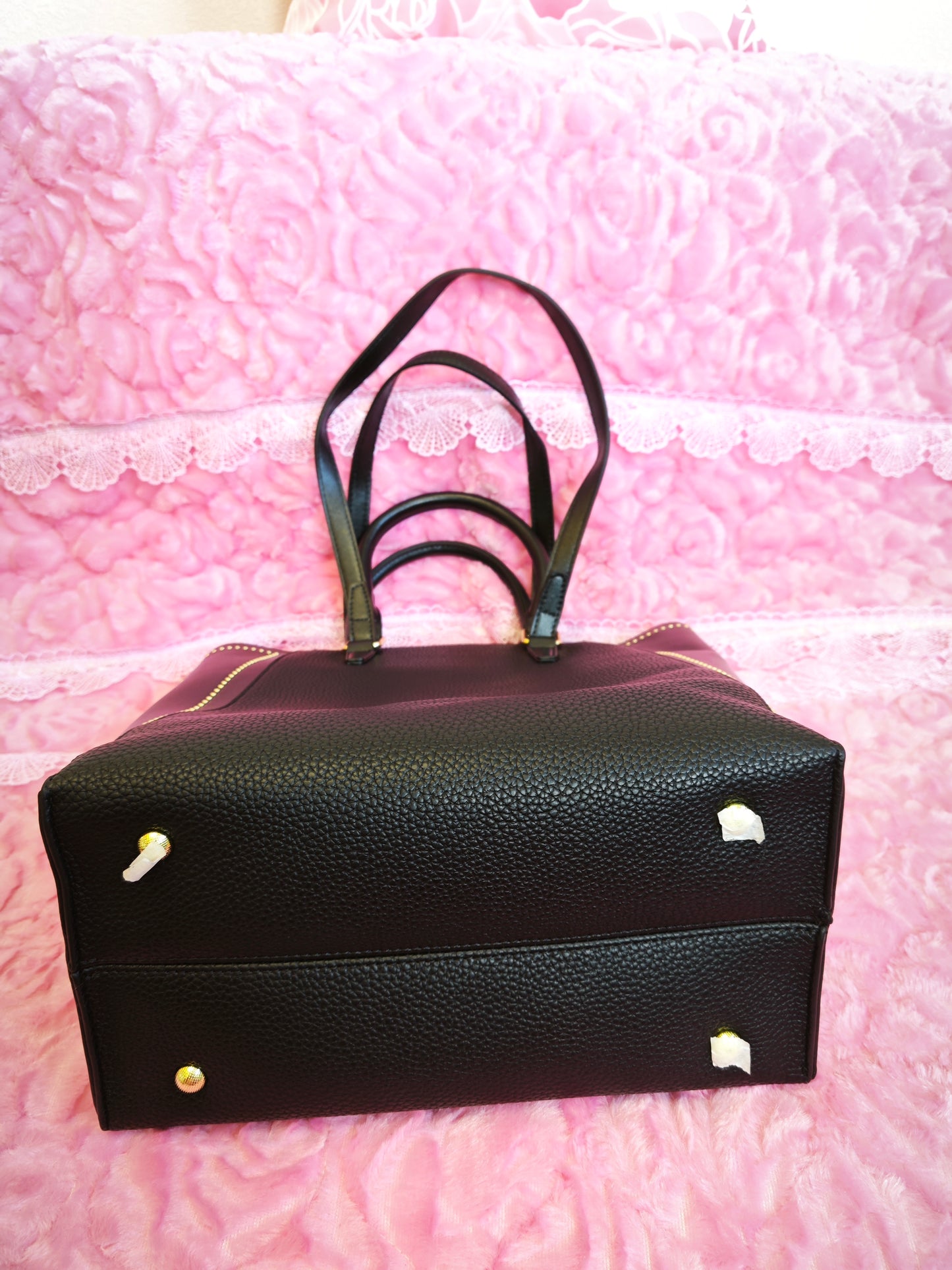 Black Lychee-Patterned Handbag with Rivet Embellishment