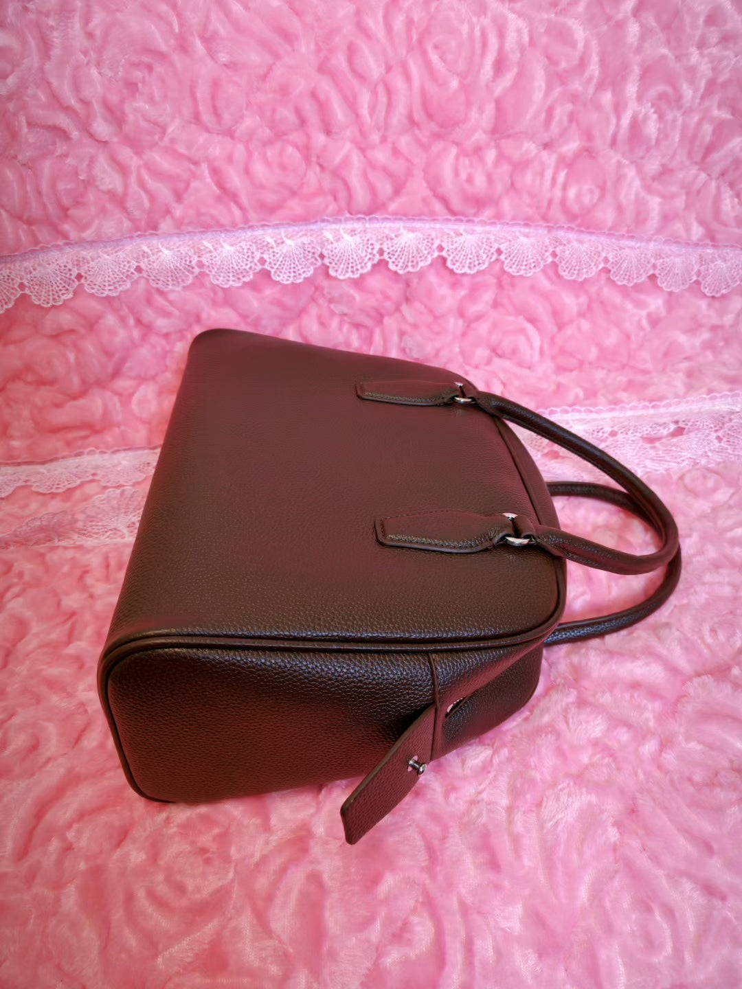 Dark Brown Lychee-Patterned Handbag with Contrast Zipper