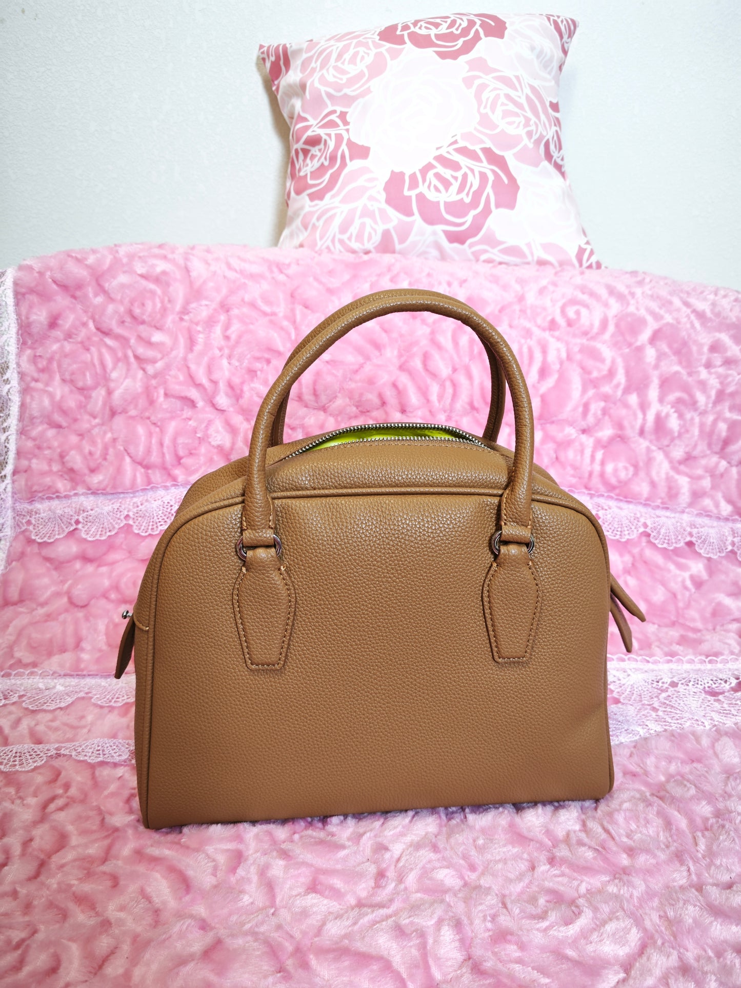 Light Brown Lychee-Patterned Handbag with Contrast Zipper