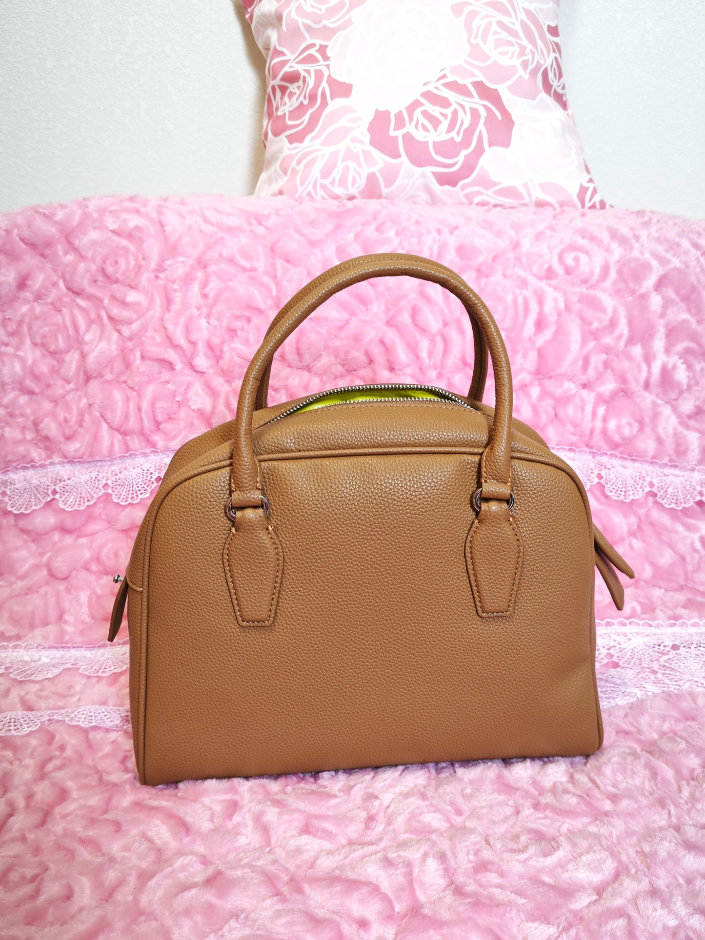 Light Brown Lychee-Patterned Handbag with Contrast Zipper