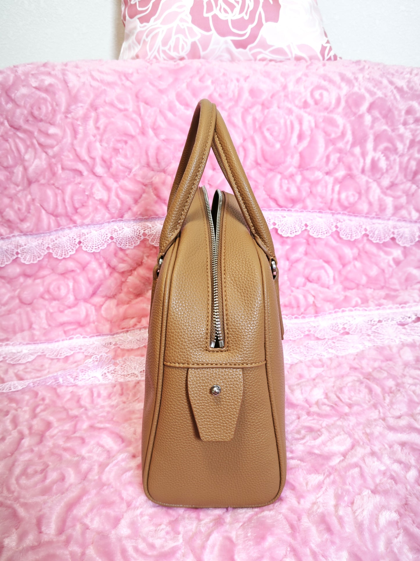 Light Brown Lychee-Patterned Handbag with Contrast Zipper