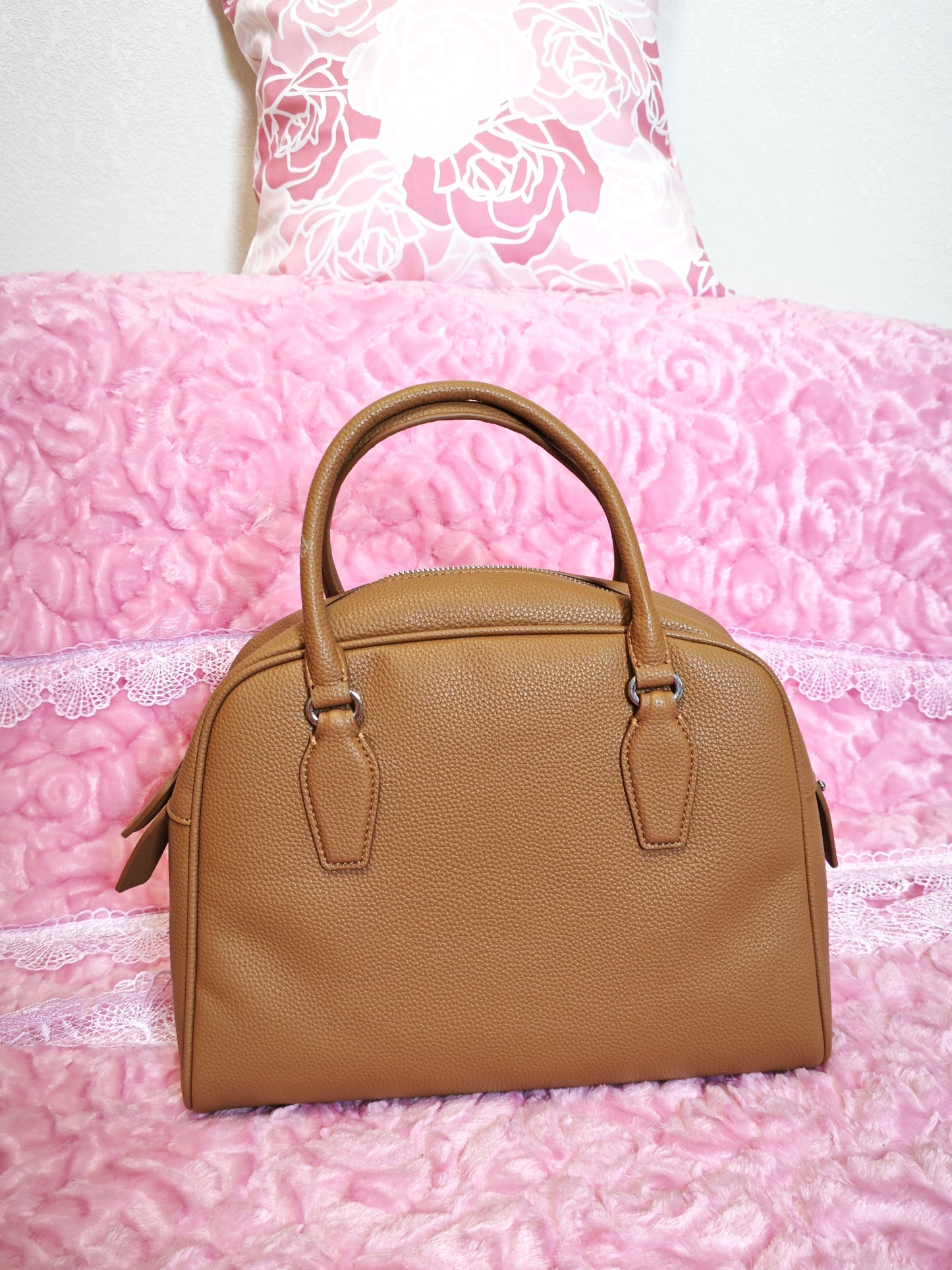 Light Brown Lychee-Patterned Handbag with Contrast Zipper
