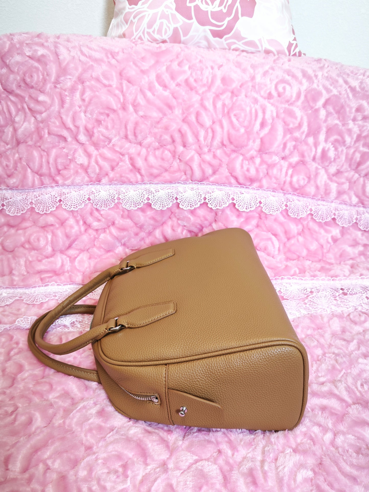 Light Brown Lychee-Patterned Handbag with Contrast Zipper