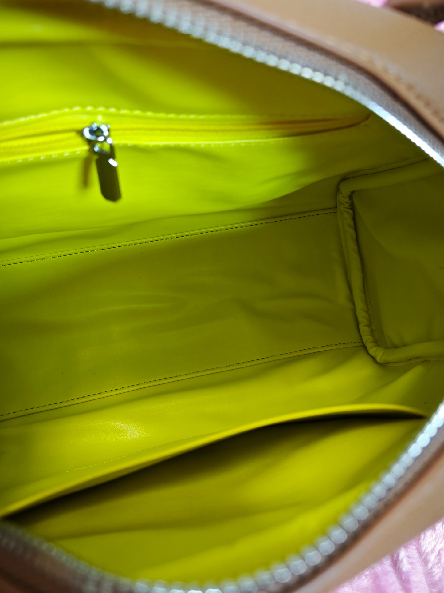 Light Brown Lychee-Patterned Handbag with Contrast Zipper