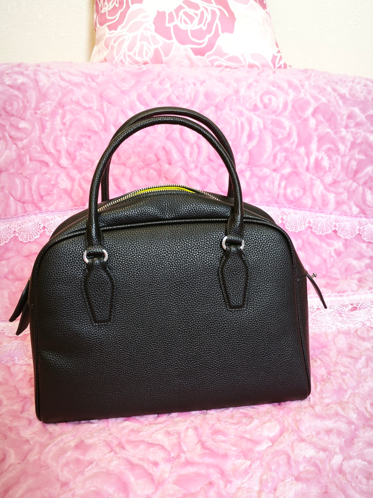 Black Lychee-Patterned Handbag with Metal Buckles