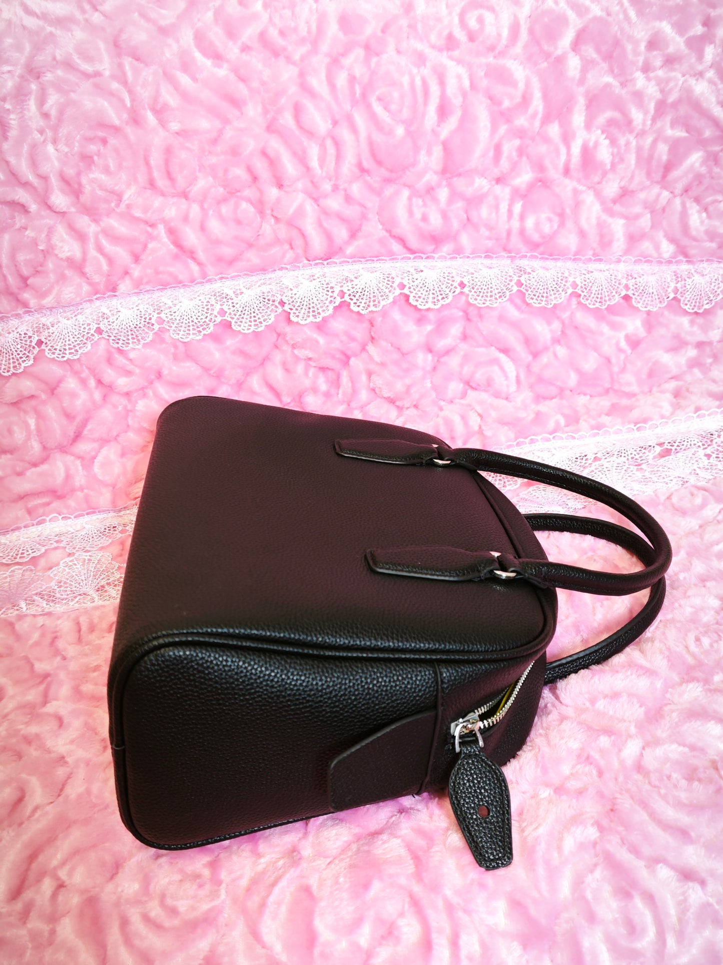 Black Lychee-Patterned Handbag with Metal Buckles