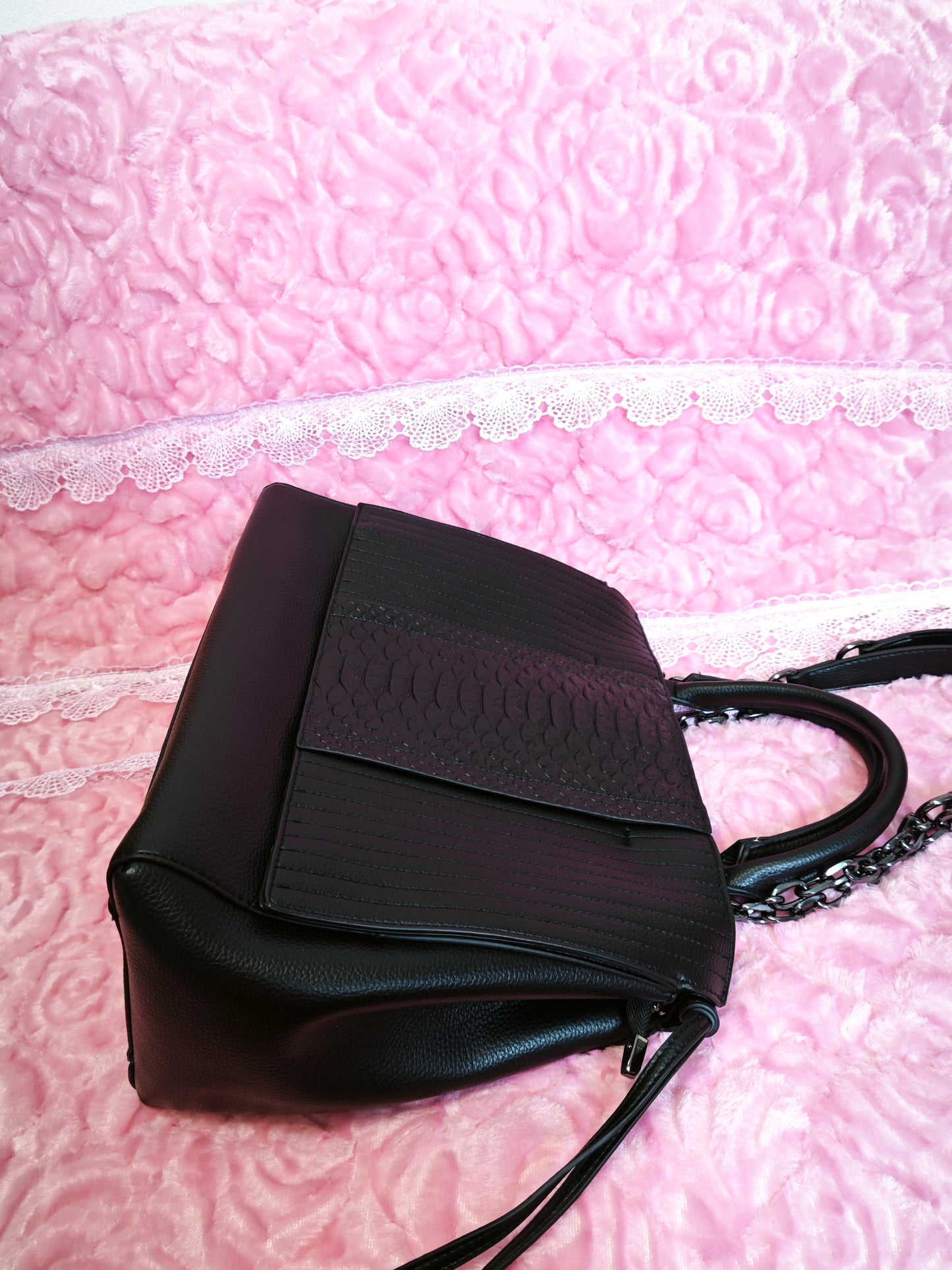 Black Lychee-Patterned & Snake-Print Handbag with Metal Chain