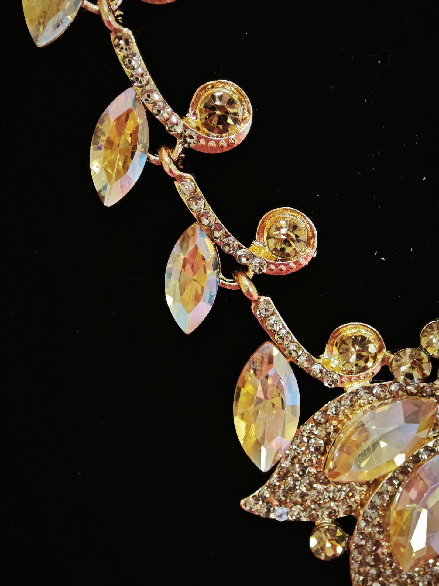 Gilded Yellow Gem Leaf & Teardrop Necklace & Earring Set