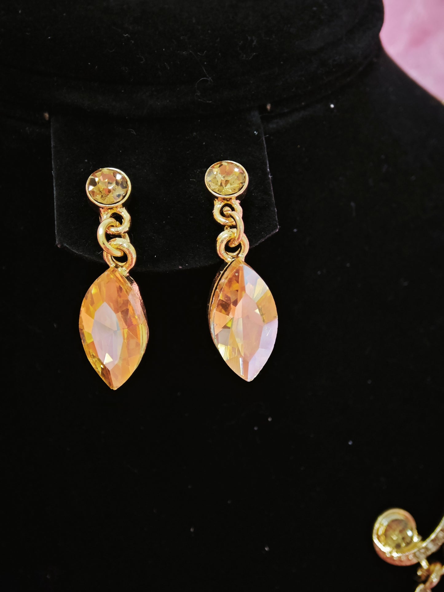 Gilded Yellow Gem Leaf & Teardrop Necklace & Earring Set
