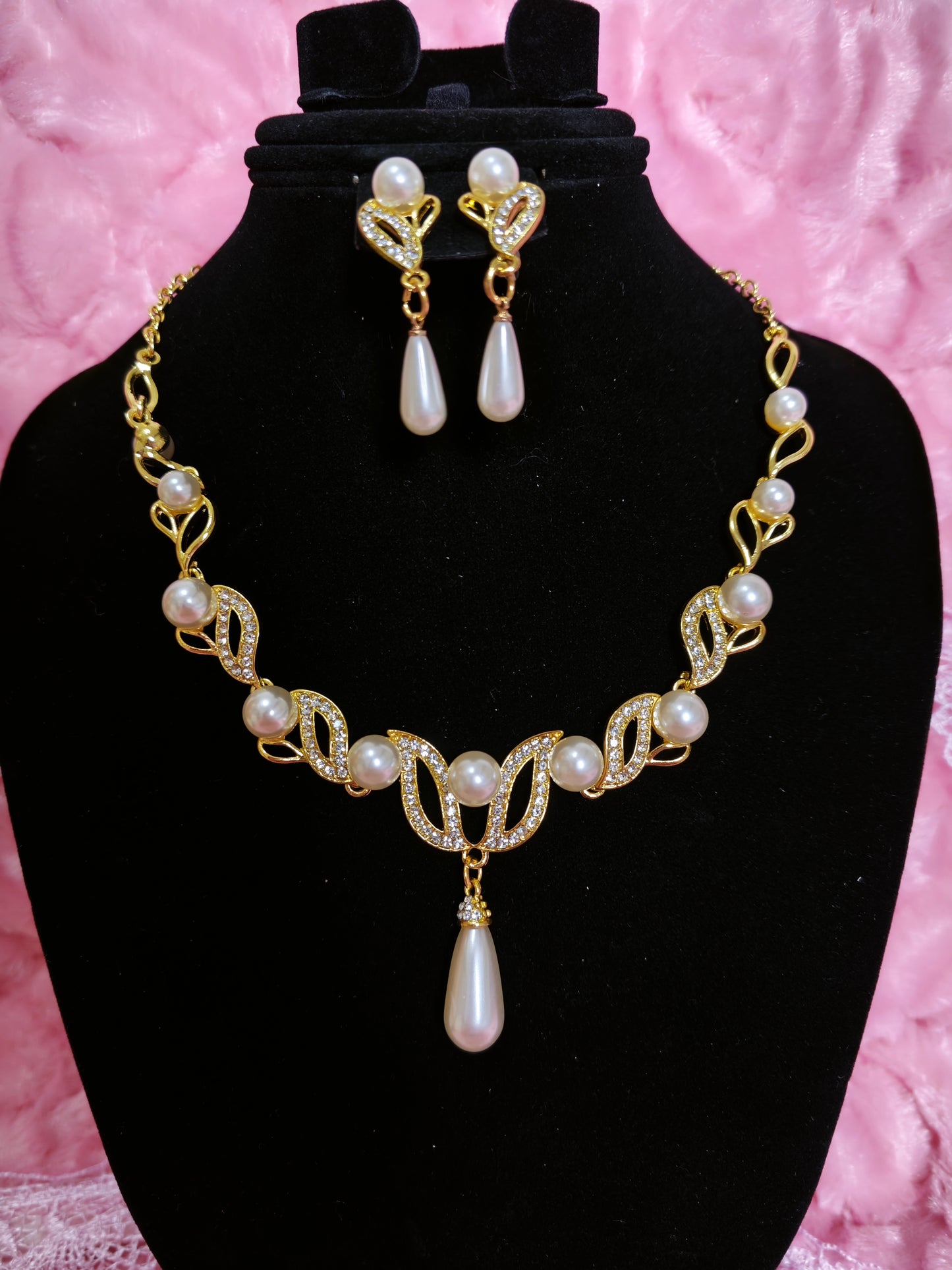Gilded Pearl Teardrop Wave Necklace & Earring Set