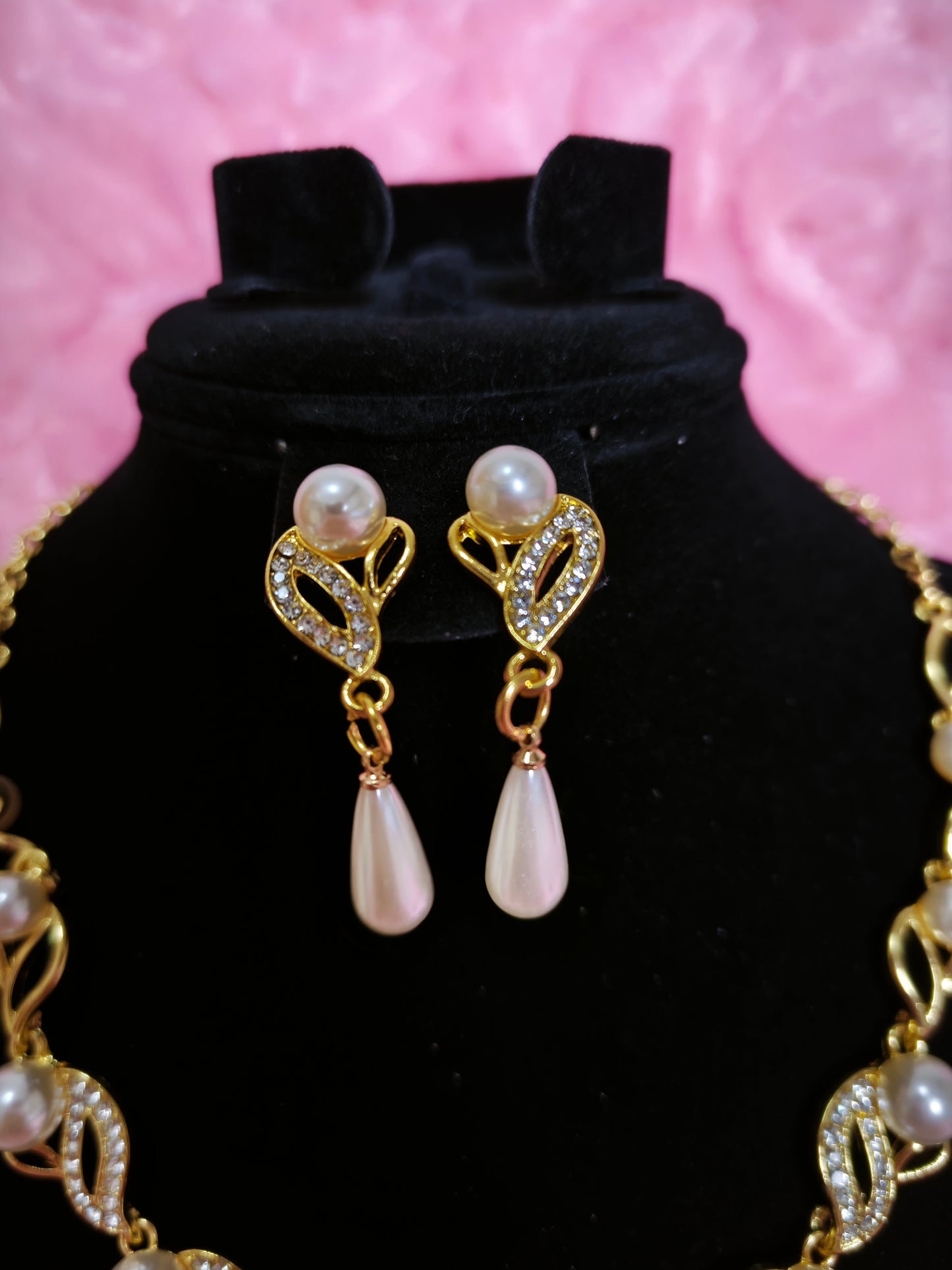 Gilded Pearl Teardrop Wave Necklace & Earring Set