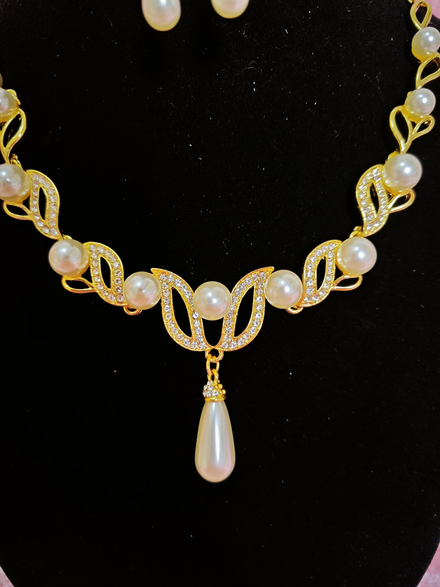 Gilded Pearl Teardrop Wave Necklace & Earring Set
