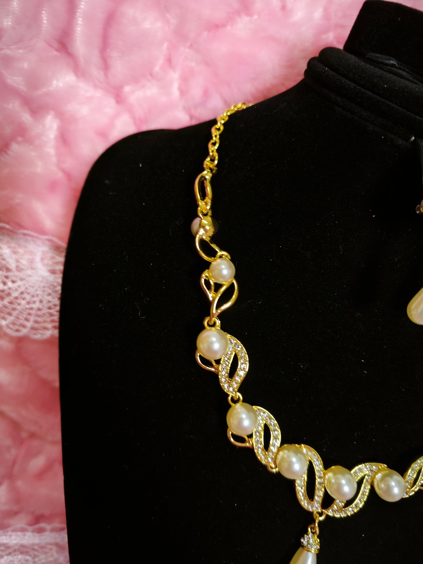 Gilded Pearl Teardrop Wave Necklace & Earring Set