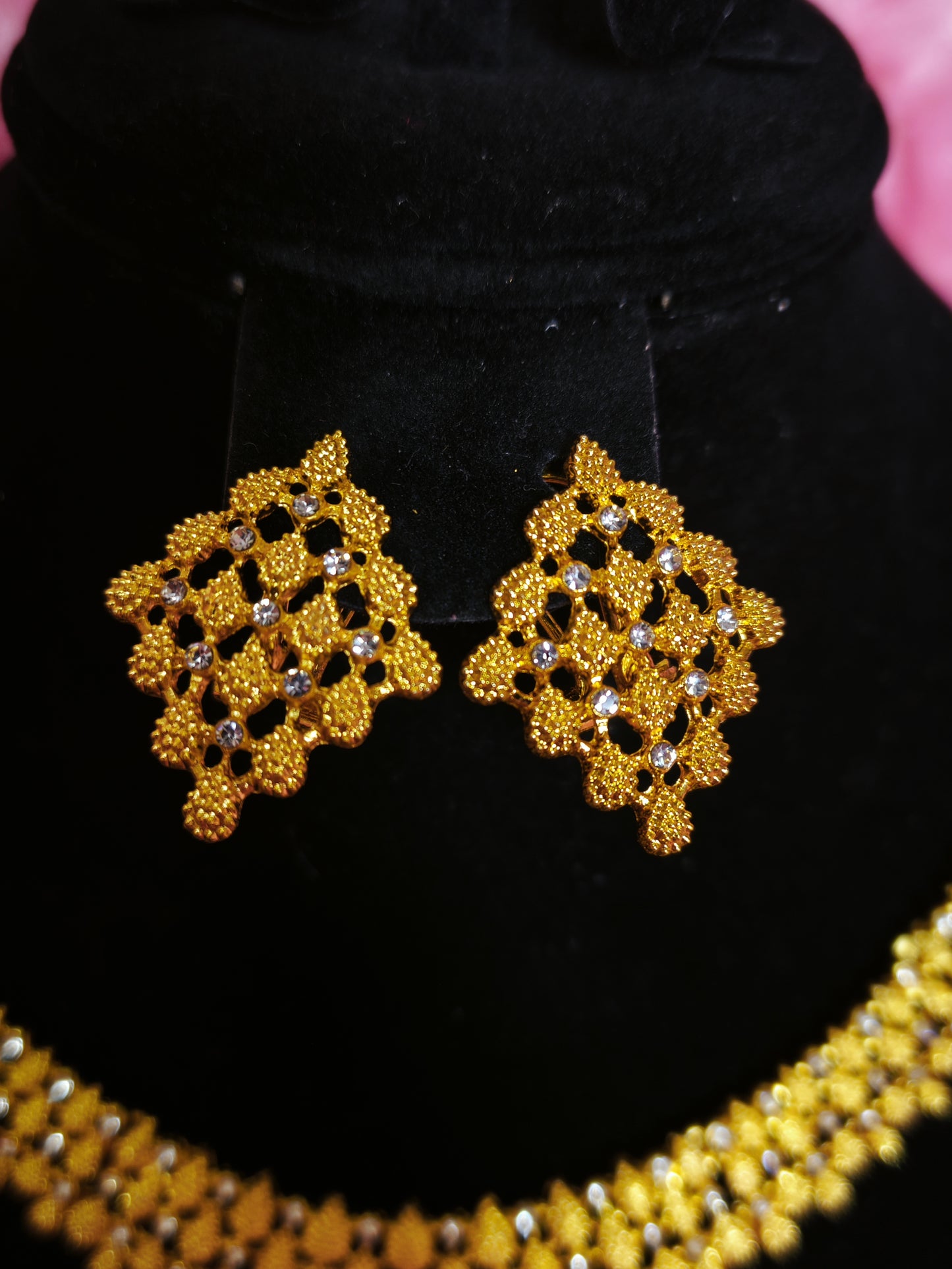 Majestic Gold Floral Filigree Regal Set