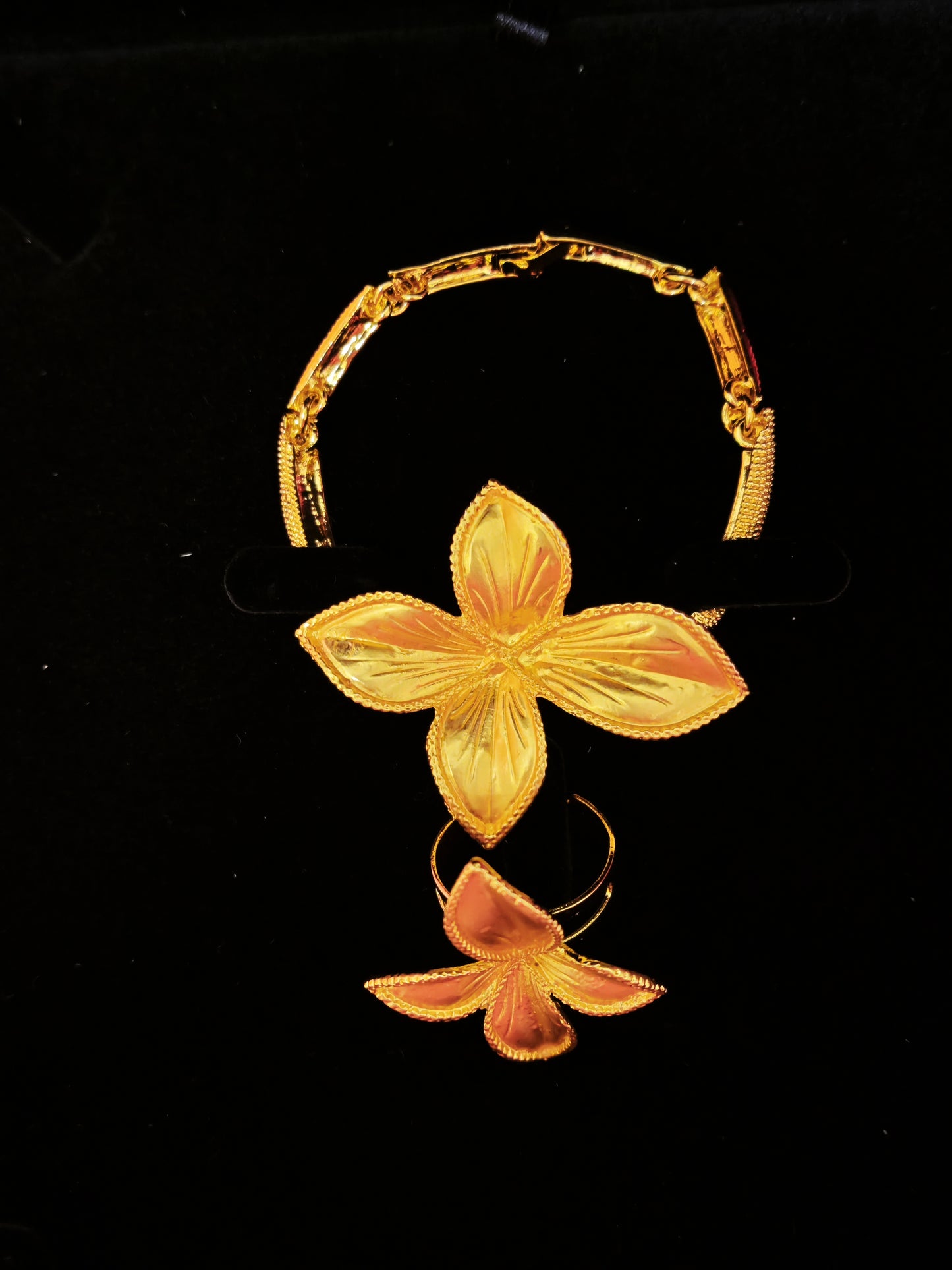 Majestic Gold Leaf Blossom Regal Set