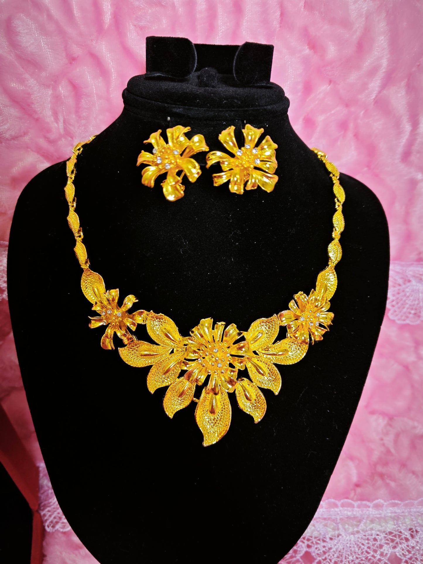 Majestic Gold Floral Flourish Regal Set