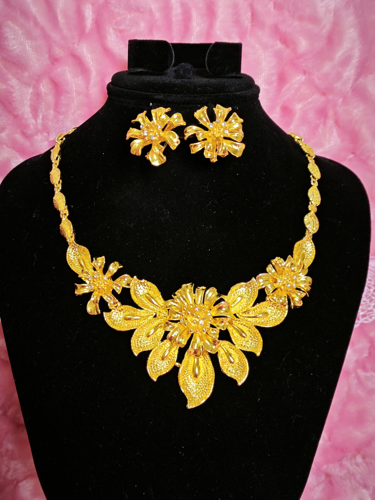 Majestic Gold Floral Flourish Regal Set