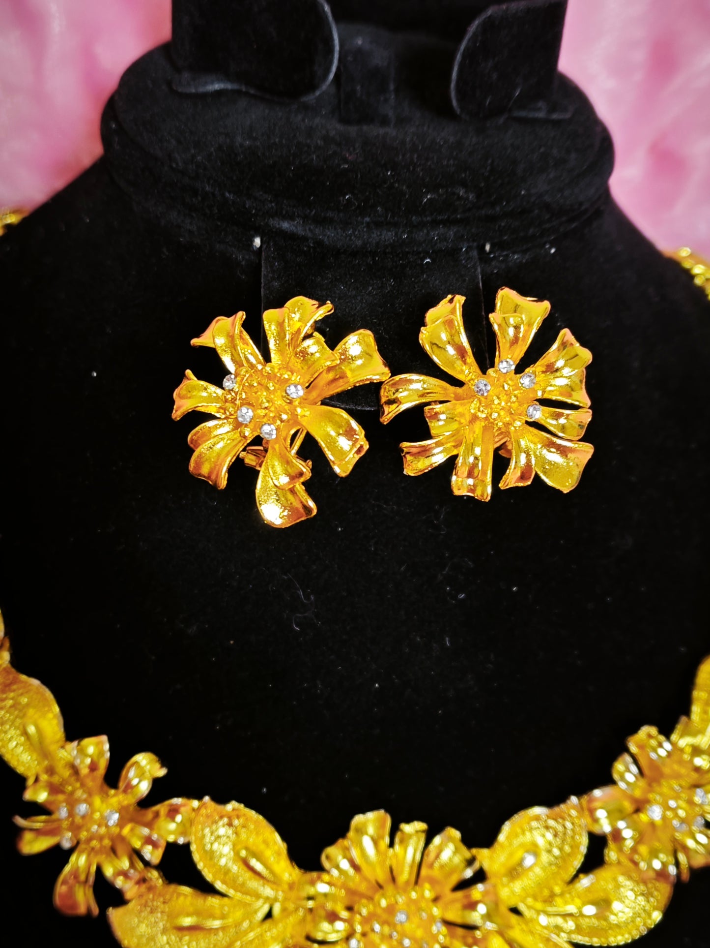 Majestic Gold Floral Flourish Regal Set