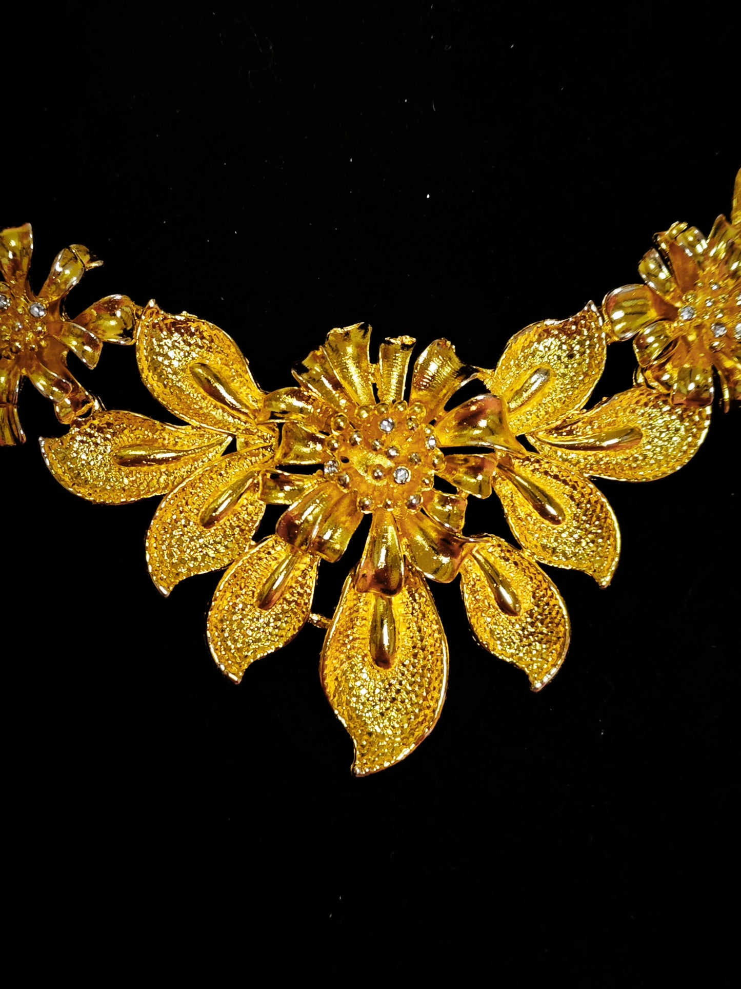 Majestic Gold Floral Flourish Regal Set