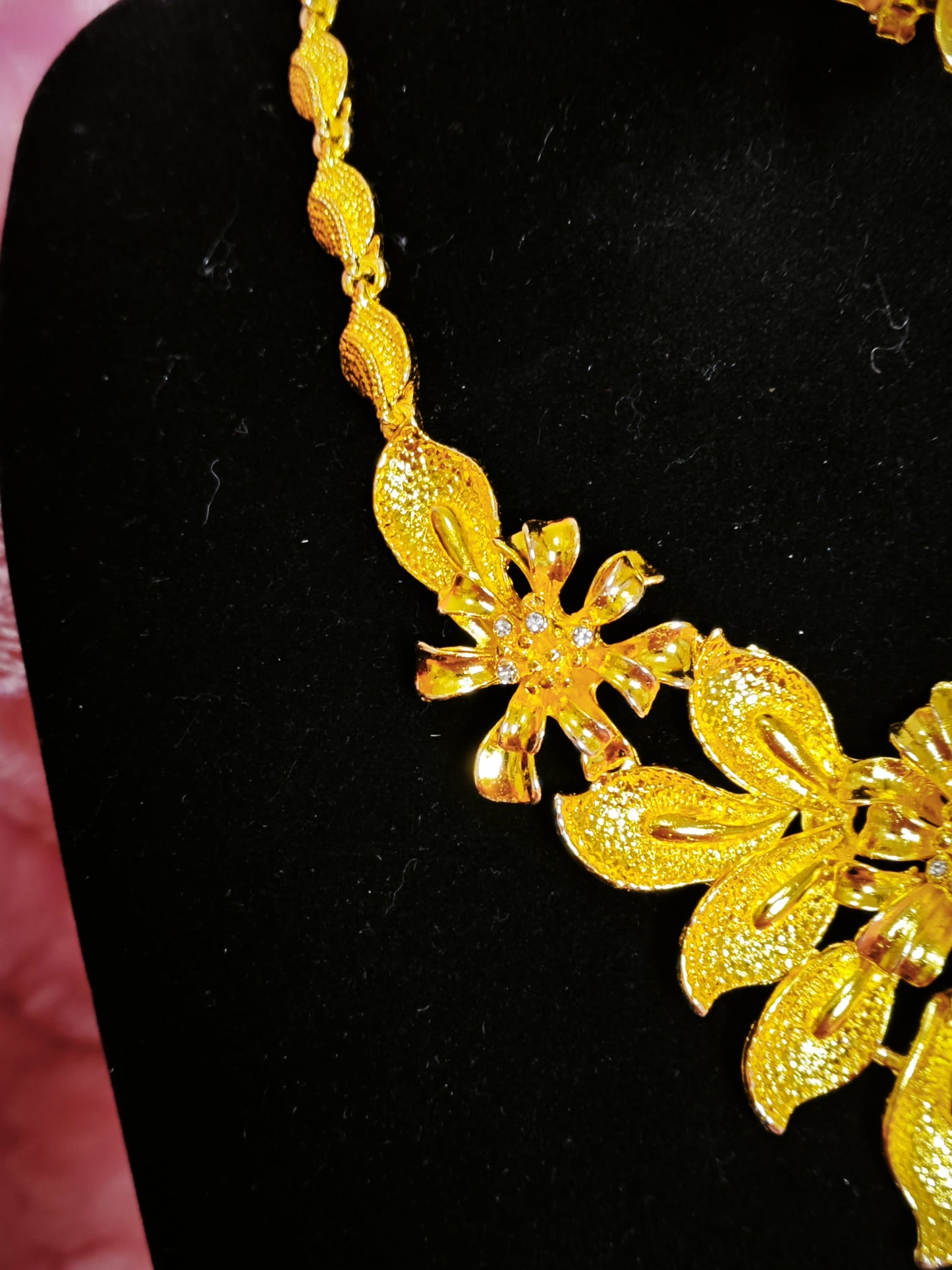 Majestic Gold Floral Flourish Regal Set