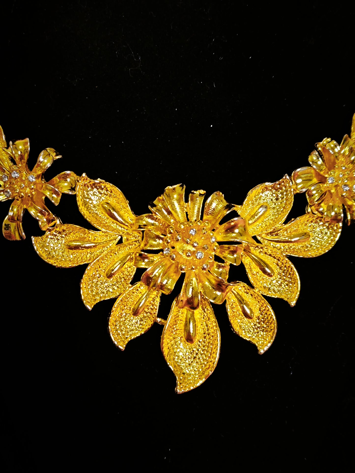 Majestic Gold Floral Flourish Regal Set