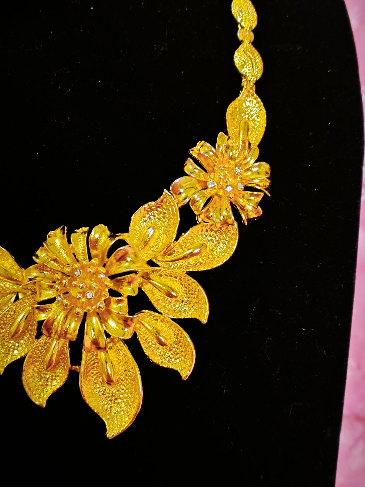 Majestic Gold Floral Flourish Regal Set