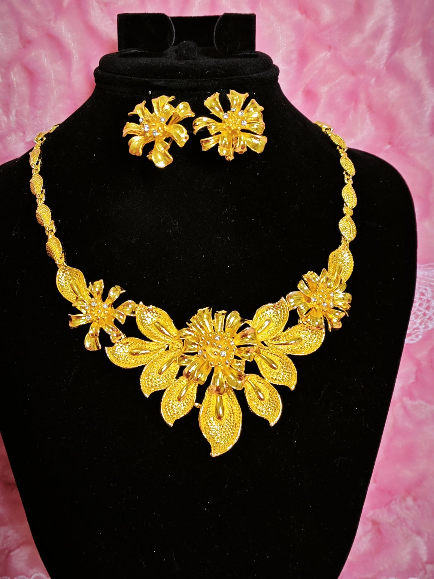 Majestic Gold Floral Flourish Regal Set